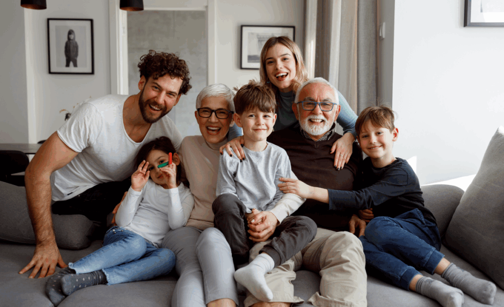Famille heureuse suite à un bilan patrimonial avec Cemafa
